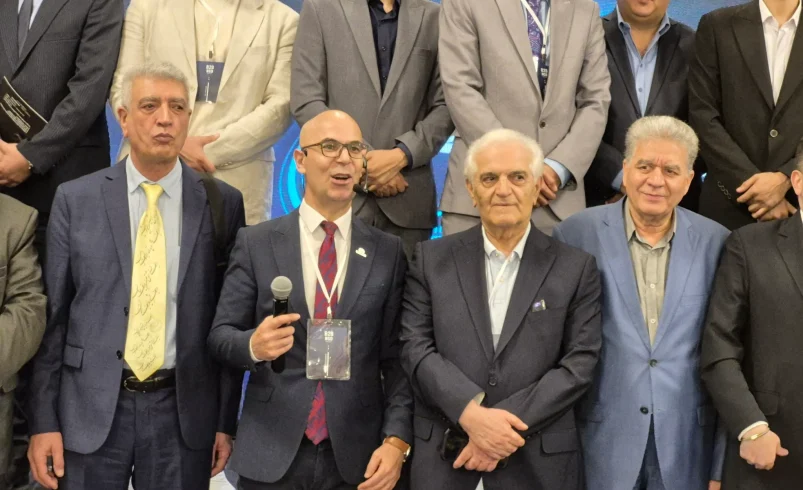شرکت‌کنندگان اولین گردهمایی B2B آرایشی بهداشتی ایران در کنار دکتر موسی احمدزاده